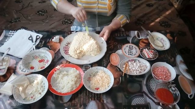 Очень , Очень вкусный салат из курицы+грибы+икра красная ! На день Валентина !!