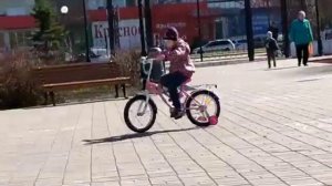 Miss Zalina катается на велосипеде!Четырех колесных велосипед Miss Zalinы!