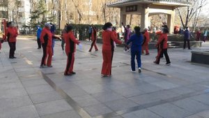 Утренняя зарядка китайских пенсионерок