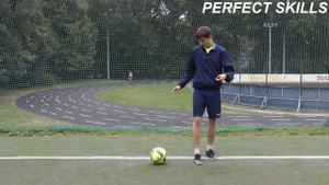 УСЛОЖНЁННАЯ RABONA - СМОЖЕШЬ ПОВТОРИТЬ?! | Обучение удару с лёта в футболе - рабоной