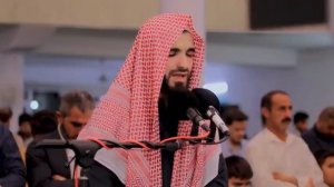 очень красивая читает Коран