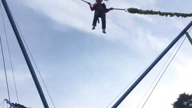 Спортивные прыжки на батуте для детей . Брат Владимир комментирует полеты гравитации смотреть онлайн