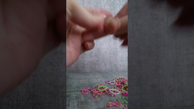 часть 1 Плетение браслета на трех пальцах смотреть онлайн