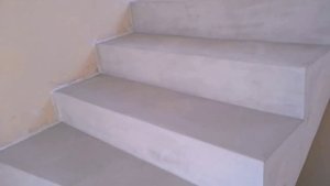 наливной пол на лестнице от компании "УниверсумБел"