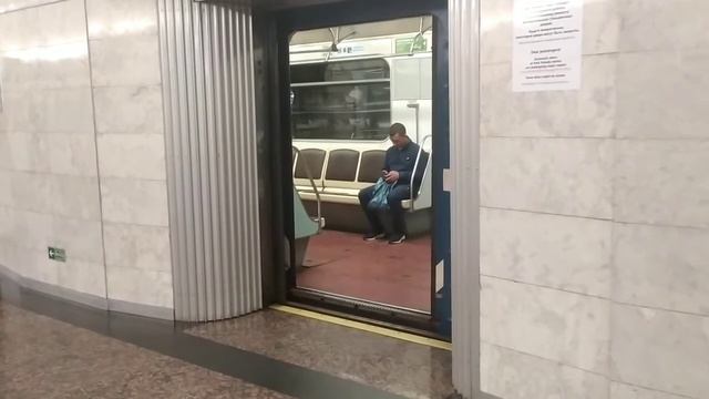 Закрытие станционных дверей и дверей вагона на станции «Парк Победы» // Горизонтальный лифт смотреть онлайн