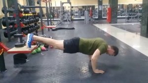 Отжимания от пола с поднятой ногой.