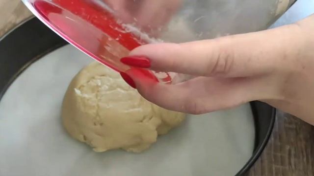 Пирог из песочного теста со сметанной заливкой и ягодами