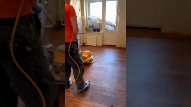Обновление доски с изменением цвета ? #паркетчик #ремонт #частныймастер #работавкайф #отделка смотреть онлайн