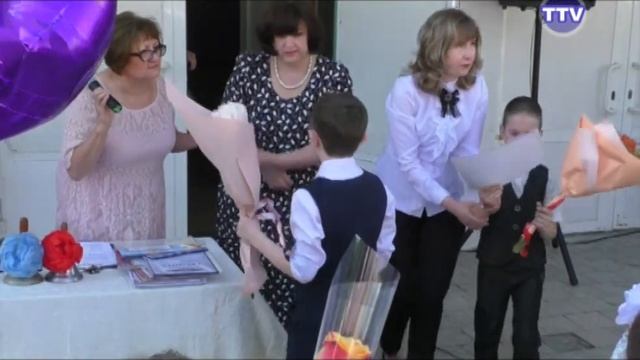 Последние звонки в школах города Тореза смотреть онлайн