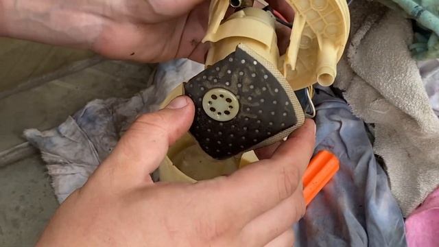 ПОМЕНЯЛ ВОНЮЧИЙ И ГРЯЗНЫЙ ФИЛЬТР ГРУБОЙ ОЧИСТКИ НА МАТИЗЕ смотреть онлайн