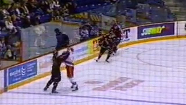 Young crosschecks Soso in the face смотреть онлайн