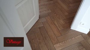 Английская ёлочка (инженерная доска) и белые межкомнатные двери в интерьере квартиры.