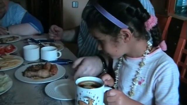 Зоя Митрофанова с папой в гостях у бабушки Зои. 20 июля 2008 года.