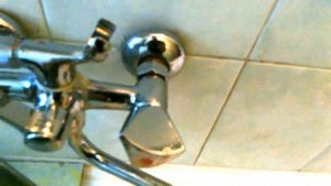 быстрая очистка смесителя от известкового налета.