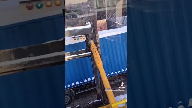 вот как надо чистить крышу прицепа от снега))) смотреть онлайн