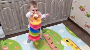 Аня делает ПЕРВЫЕ ШАГИ Малышка впервые пошла сама! Учим ребенка ходить