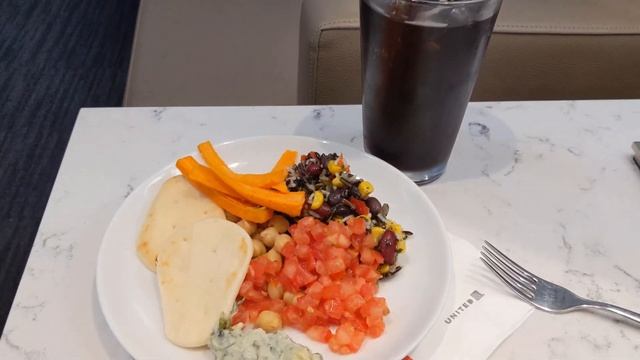 United Club lounge at Dulles Airport (Washington, DC) | Tour of the amenities, perks and benefits смотреть онлайн