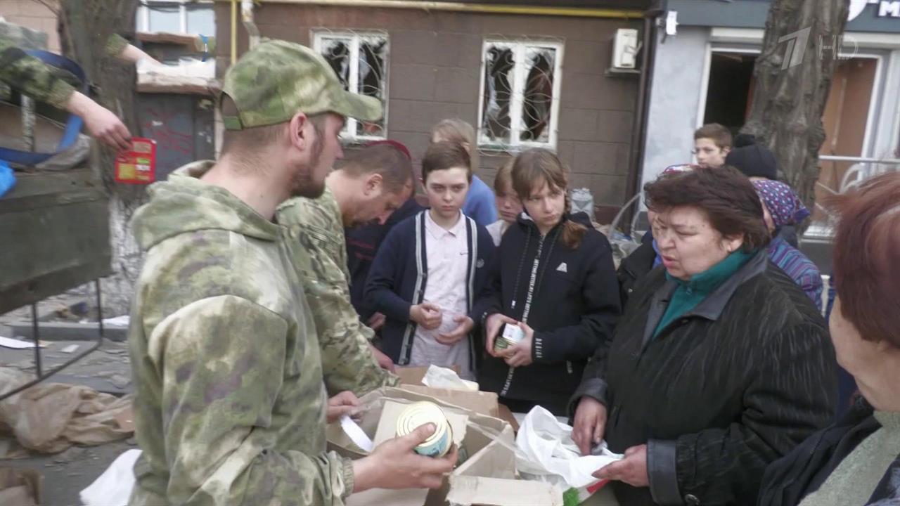 Российские военнослужащие доставили гуманитарную помощь в Луганскую область