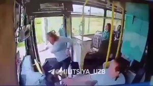 🇹🇷Женщина погибла, выпав из открытой двери автобуса в Адане, Турция.