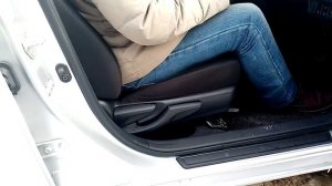 Регулировка руля и водительского сидения в Toyota Corolla Fielder 2019 Комплектация G