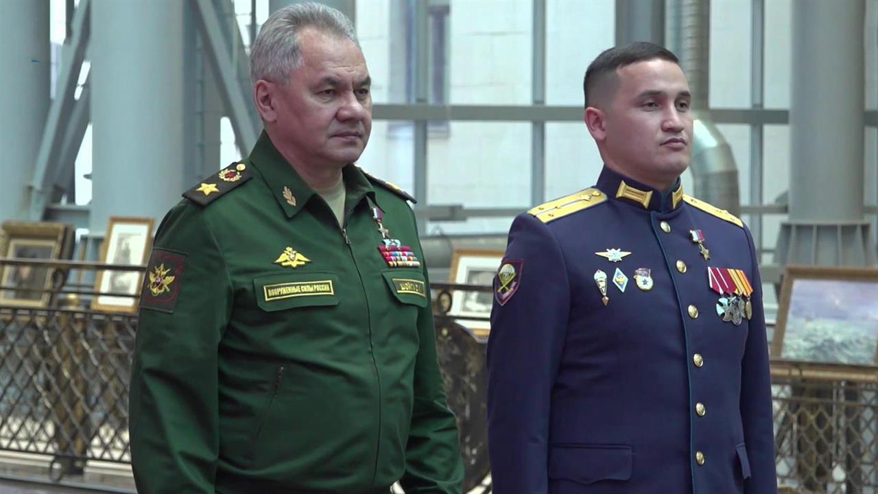 Сергей Шойгу вручил высшие госнаграды, военнослужащим РФ, проявившим мужество и героизм в зоне СВО