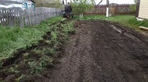 Планировка участка под САД самодельным минитрактором. Срезаю дерн.