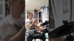 игра на электронной ударной установки.песня нашей молодости.