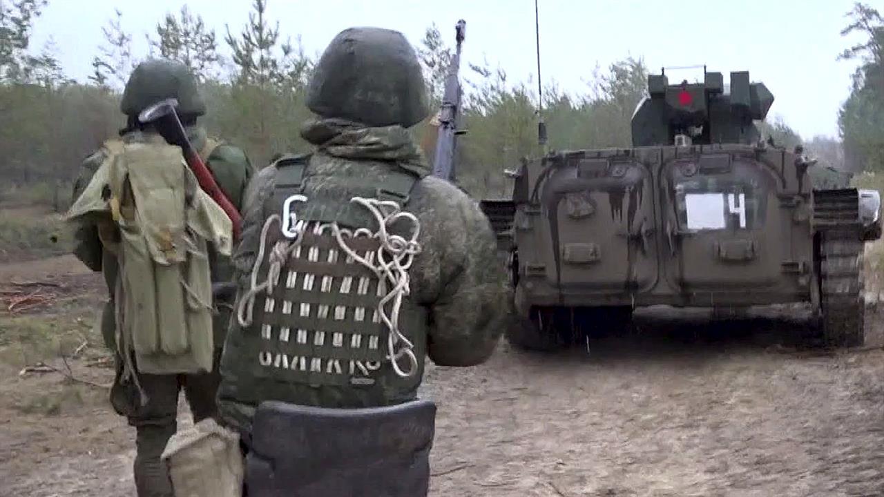 На полигоне в ЛНР российские военнослужащие отрабатывают тактику ведения боя