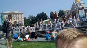 Куча школьниц купаются в фонтане)