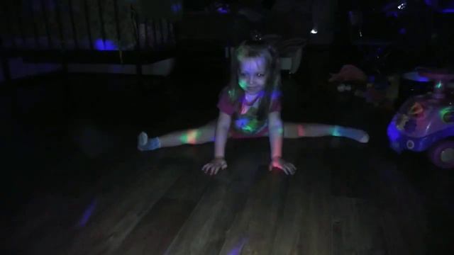 Доча садится на шпагат в 2 годика!!) смотреть онлайн