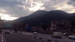 Красная поляна летом. Огромные волны на Черном море.