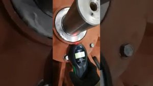 Испытания электродвигателя 2АСВО. Измерение скорости вращения вала тахометром