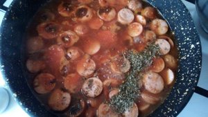 Спагетти с томатным соусом и сосисками