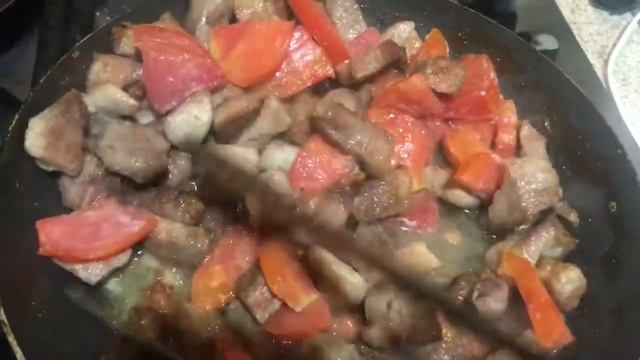Мясо под соусом с гарниром спагетти