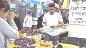Продавец на рынке Махане Иегуда в Иерусалиме