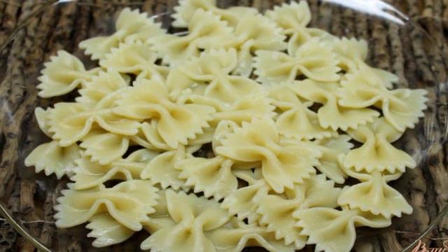 Салат с макаронами, болгарским перцем и вялеными оливками