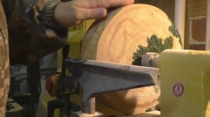 Деревянные тарелки из цельного спила.