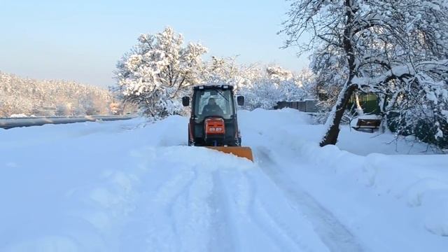 Трактор с отвалом и щеткой уборка снега