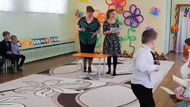 Зайчики там детишки и давали покером в садике Круто да Да был праздник там попадалось машинки смотреть онлайн