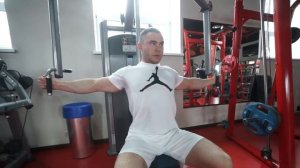 Приведение рук в тренажере пек-дек