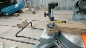 Торцовочная пила Black+Decker BES 700