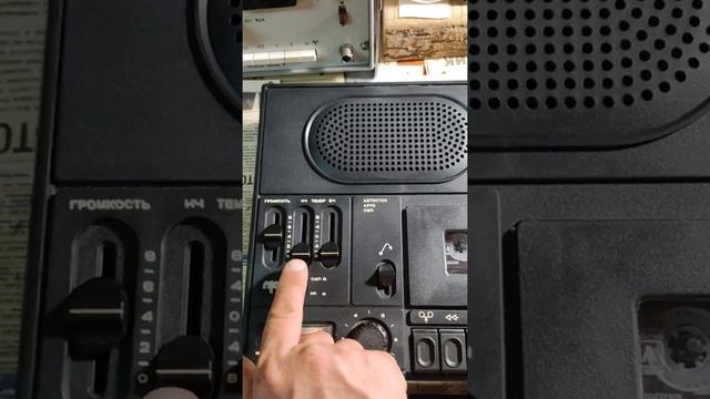 ПЕРВОЕ ВКЛЮЧЕНИЯ КАССЕТНОГО МАГНИТОФОНА КАРПАТЫ 205-1 смотреть онлайн