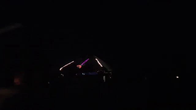 На улице наступает Новый год (съёмка 26 декабря). Теплица находится слева от дома. смотреть онлайн