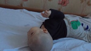 Али 4 месяца. Ползает по-пластунски .Такой молодец