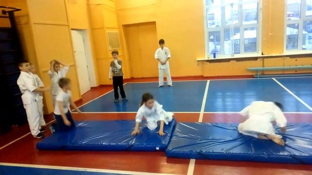 Кувырки от простого к сложному в подготовке бойца Карате Кёкусинкай