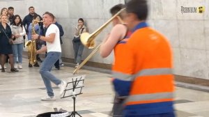 Песни группы «Ленинград» и танцы пассажиров метро