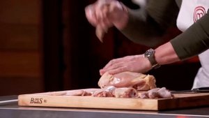 Гордон Рамзи разделывает курицу с закрытыми глазами Full HD 1080p