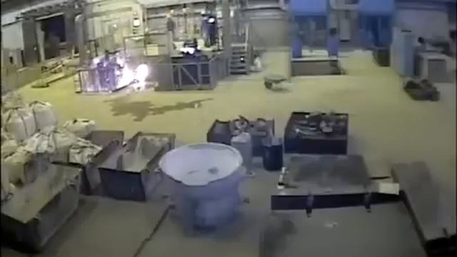 Сварщик Степан открыл в цеху врата Обливиона| Welder Stepan opened the gates of Oblivion in the sho смотреть онлайн