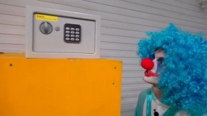 КЛОУН Стал РЕБЕНКОМ!