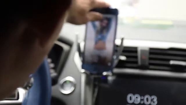 Автомобильный держатель с беспроводной зарядкой Smart Futur Kit